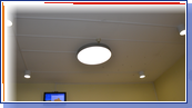 Bild der 5 Lampen des neuen Deckenleuchtsystems im Hauptgebäudefoyer.
