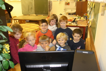 Kinder vor einem der neuen Rechner im Einsatz.